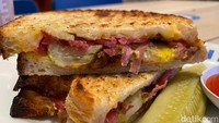 Isian sandwichnya berupa corned beef khas BBH, honey mustard, keju, dan bawang bombay karamel. Perpaduannya terasa gurih dengan sentuhan rasa manis. Foto: detikFood