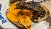 Untuk sarapan, ada Two Faced Mushroom and Egg (Rp 45.000). Telur orak-arik bertekstur lembut disajikan di atas sourdough bersama jamur kancing yang creamy. Foto: detikFood