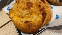 Jangan lupa cicip Sourdough Twist Triple Cheese (Rp 32.000) yang dibuat dengan adonan yang dipelintir manual. Pastry ini memakai mozzarella, cheddar, dan parmesan sebagai isiannya. Foto: detikFood