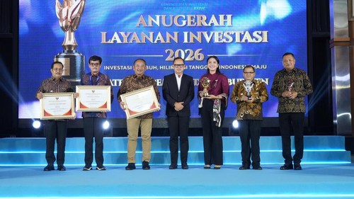 Bupati Gianyar, I Made Agus Mahayastra (paling kanan), menerima penghargaan juara III Anugerah Layanan Investasi 2026 Kementerian Investasi dan Hilirisasi/Badan Koordinasi Penanaman Modal (BKPM) di Jakarta, Kamis (17/9/2026). (Dok Pemkab Gianyar)