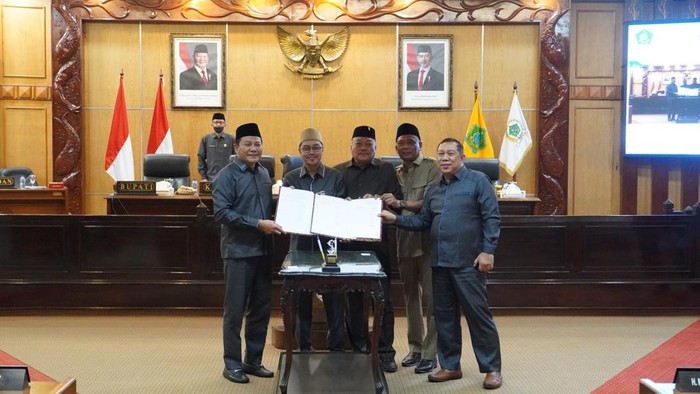 Bupati Subandi bersama pimpinan DPRD Sidoarjo