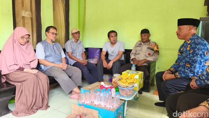 Camat Jaten mengunjungi korban kapal Virgo di Desa Ngringo, Kecamatan Jaten, Kabupaten Karanganyar, Kamis (17/9/2026).