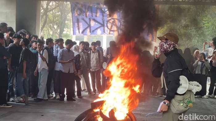 Demo mahasiswa tolak rektor di UINSA.