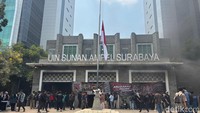 Mereka juga terlihat menurunkan bendera setengah tiang yang tepat berada didepan kampus UINSA.