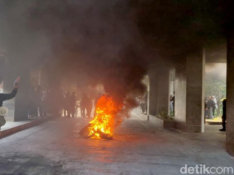 Mahasiswa UINSA Kembali Demo, Aksi Diwarnai Bakar-bakar Ban
