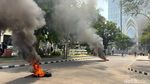Mahasiswa UINSA Kembali Demo, Aksi Diwarnai Bakar-bakar Ban