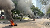 Aksi bakar-bakar ban terpantau di sejumlah titik kampus UINSA.