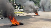 Terdapat empat titik bakar-bakar ban di kampus. Pusatnya di depan gedung rektorat. Asap hitam membubung. Mahasiswa bergantian berorasi. Salah satu kalimat teriakan mahasiswa ialah Ganyang Muzakki.