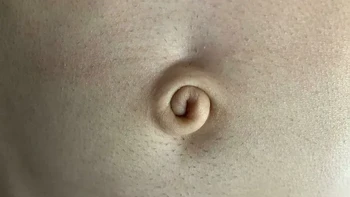 Pusar dengan bentuk langka. Pemilik foto mengaku terlahir dengan salah satu bentuk pusar paling langka. Bentuknya memang cukup unik, menyerupai pola spiral kecil. Foto: via Boredpanda