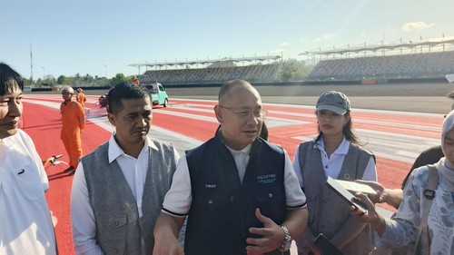 Direktur Operasional ITDC sekaligus Chairman Pertamina Grand Prix of Indonesia 2026, Troy Reza Waroka, mengecek progres kesiapan lintasan Sirkuit Mandalika, Kamis (17/9/2026). (Foto: Edi Suryansyah/detikBali)