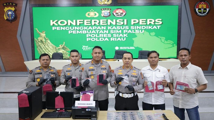 Ditlantas Polda Riau dan Polres Siak mengungkap jaringan pemalsuan SIM, Kamis (17/9/2026).