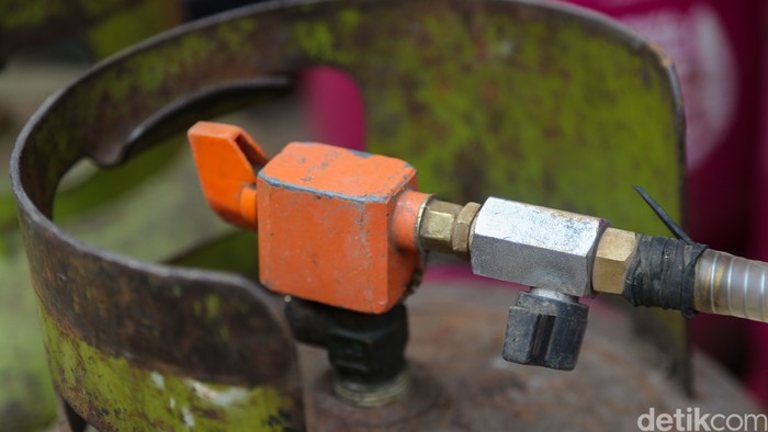 Petugas memasukkan barang bukti gas LPG suntik ke dalam truk dan pikap di kawasan Parigi, Pondok Aren, Tangsel, Banten, Kamis (17/9/2026). Lokasi ini merupakan tempat penyuntikan serta gudang gas yang diungkap Bareskrim Polri.