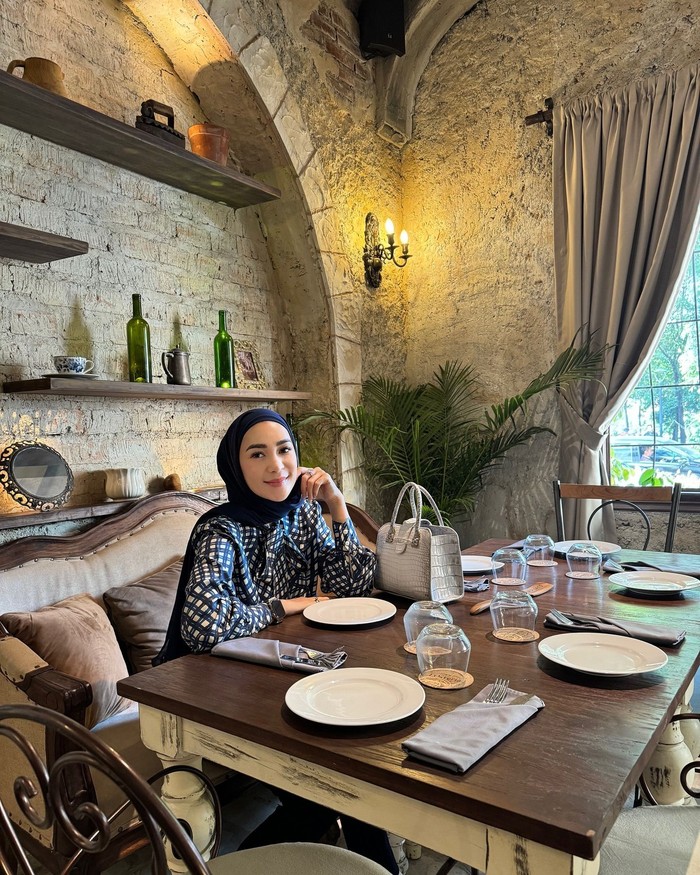Seru! Erin Anthony Makan dengan View Ikonik di Masjid Nabawi hingga Eiffel