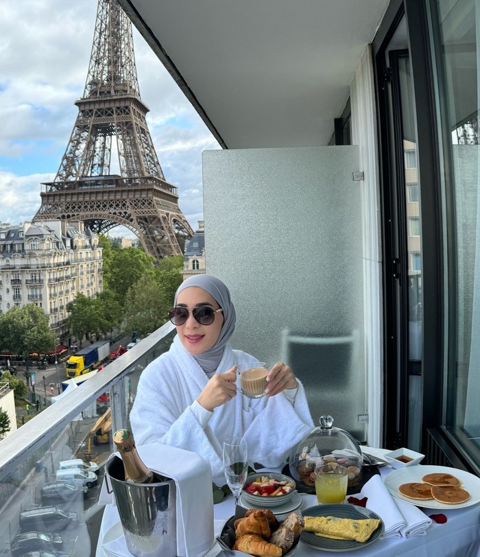 Seru! Erin Anthony Makan dengan View Ikonik di Masjid Nabawi hingga Eiffel