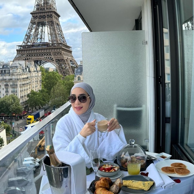 Seru! Erin Anthony Makan dengan View Ikonik di Masjid Nabawi hingga Eiffel