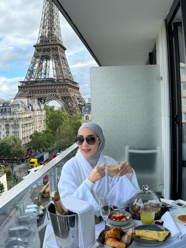 Seru! Erin Anthony Makan dengan View Ikonik di Masjid Nabawi hingga Eiffel