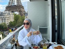 Seru! Erin Anthony Makan dengan View Ikonik di Masjid Nabawi hingga Eiffel