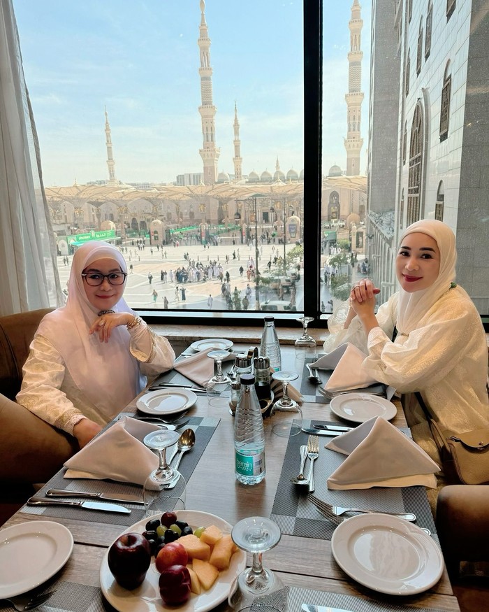 Seru! Erin Anthony Makan dengan View Ikonik di Masjid Nabawi hingga Eiffel