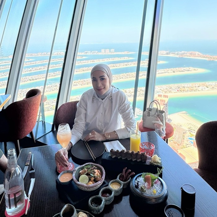 Seru! Erin Anthony Makan dengan View Ikonik di Masjid Nabawi hingga Eiffel