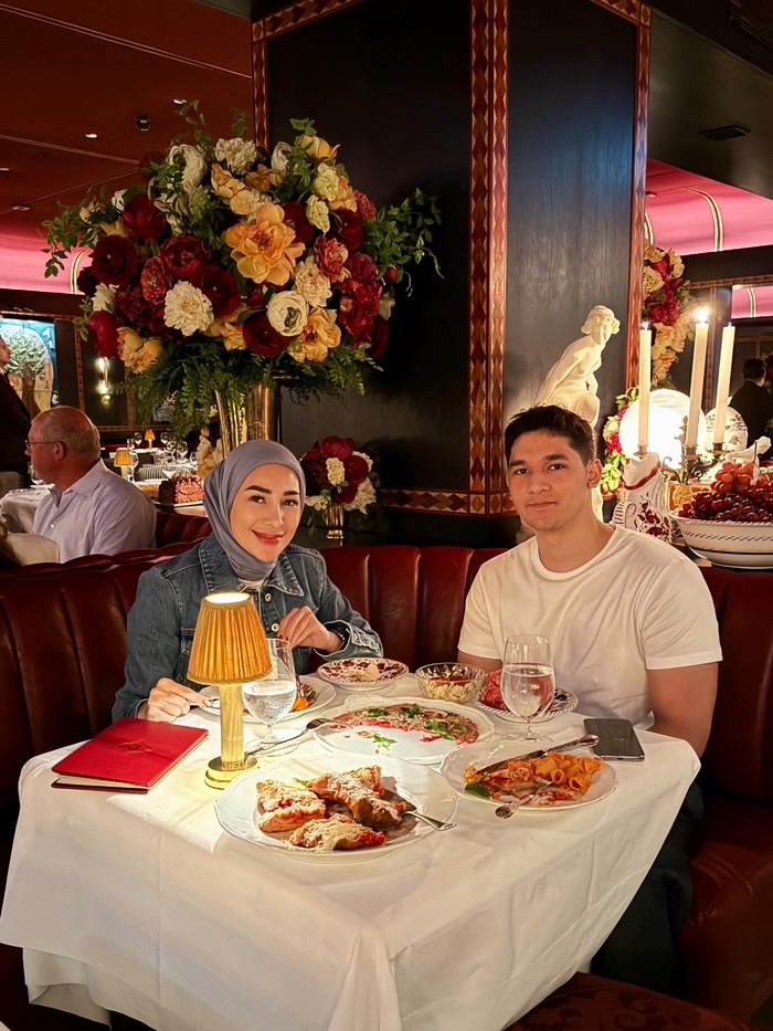 Seru! Erin Anthony Makan dengan View Ikonik di Masjid Nabawi hingga Eiffel