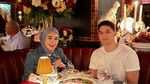 Seru! Erin Anthony Makan dengan View Ikonik di Masjid Nabawi hingga Eiffel