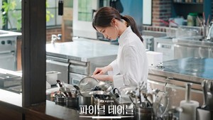 Pertemuan Choi Song Yi dan Kang Han mengubah kehidupannya, juga berpotensi membawa angin segar buat Familia. (Foto: dok. JTBC)