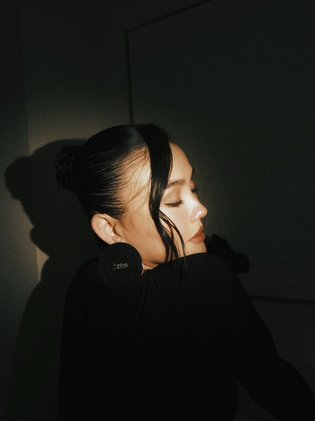 Ia juga mengenakan anting berukuran besar yang menjadi statement aksesori di sekitar wajah. Rambut Agnez ditata sleek updo, dengan satu bagian rambut dibiarkan jatuh membingkai wajah. (Foto: Instagram/@agnezmo)