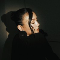 Ia juga mengenakan anting berukuran besar yang menjadi statement aksesori di sekitar wajah. Rambut Agnez ditata sleek updo, dengan satu bagian rambut dibiarkan jatuh membingkai wajah. (Foto: Instagram/@agnezmo)