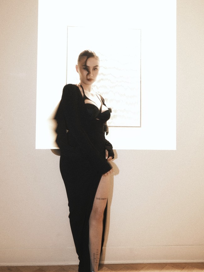 Lewat unggahan Instagram pribadinya, Agnez memperlihatkan sejumlah potret penampilannya malam itu. Dalam foto-foto tersebut, penyanyi sekaligus aktris asal Indonesia itu mengenakan dress hitam rancangan Jean Paul Gaultier yang menonjolkan karakter sensual khas rumah mode Prancis tersebut. (Foto: Instagram/@agnezmo)