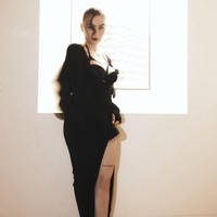 Lewat unggahan Instagram pribadinya, Agnez memperlihatkan sejumlah potret penampilannya malam itu. Dalam foto-foto tersebut, penyanyi sekaligus aktris asal Indonesia itu mengenakan dress hitam rancangan Jean Paul Gaultier yang menonjolkan karakter sensual khas rumah mode Prancis tersebut. (Foto: Instagram/@agnezmo)