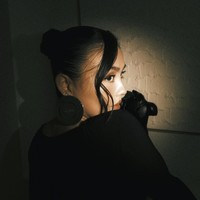 Untuk menyempurnakan penampilannya, pemeran Lila Hoth di serial ‘Reacher’ musim 4 itu memilih sepatu high heels berujung runcing berwarna silver metalik. Sepatu tersebut memberikan kontras pada dominasi warna hitam sekaligus membuat keseluruhan look terlihat lebih glamor. (Foto: Instagram/@agnezmo)