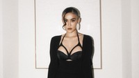 Foto: Agnez Mo Hadiri Pre-Party Emmy 2026, Sensual Berbalut Jean Paul Gaultier