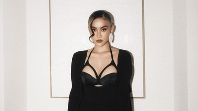 Foto: Agnez Mo Hadiri Pre-Party Emmy 2026, Sensual Berbalut Jean Paul Gaultier