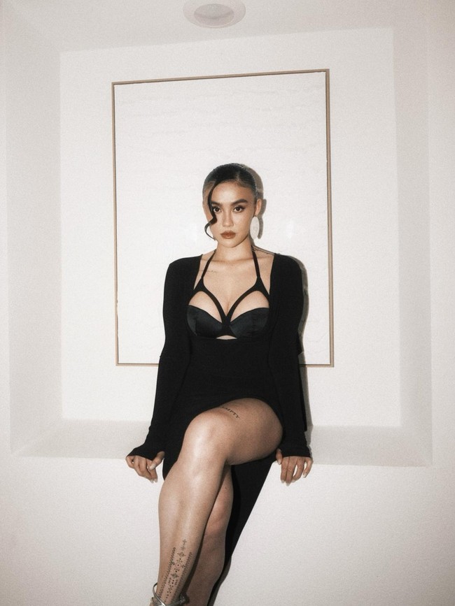 Foto: Agnez Mo Hadiri Pre-Party Emmy 2026, Sensual Berbalut Jean Paul Gaultier