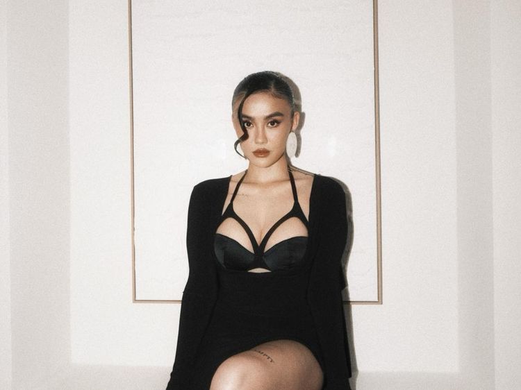 Foto: Agnez Mo Hadiri Pre-Party Emmy 2026, Sensual Berbalut Jean Paul Gaultier
