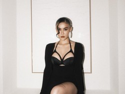 Foto: Agnez Mo Hadiri Pre-Party Emmy 2026, Sensual Berbalut Jean Paul Gaultier