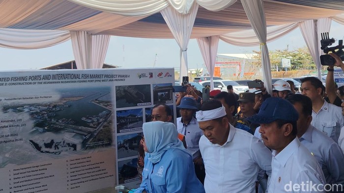 Gubernur Jawa Barat, Dedi Mulyadi, saat menghadiri proses peletakan batu pertama pengembangan PPN Kejawanan Cirebon