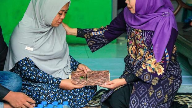 Gubernur Khofifah saat takziah ke rumah keluarga korban KM Virgo Transport 8. Gubernur Khofifah saat takziah ke rumah keluarga korban KM Virgo Transport 8.