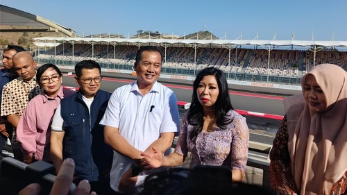 Gubernur NTB, Lalu Muhamad Iqbal (tengah baju putih), Dirut Injourney, Maya Watono (kebaya tengah), saat menyampaikan hasil rapat finalisasi persiapan MotoGP Mandalika 2026, di lantai tiga VIP Dulux Sirkuit Mandalika, Kamis (17/9/2026). (Foto: Edi Suryansyah/detikBali)