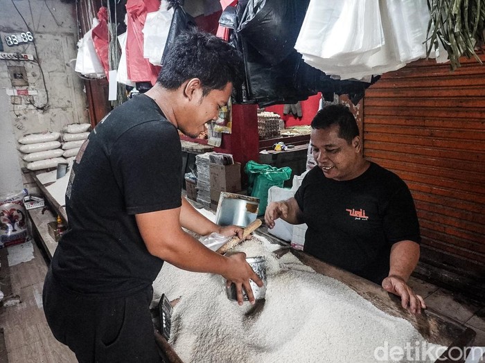 Harga beras di Pasar Serpong, Tangerang Selatan pada Kamis (17/09/2026) rata-rata cenderung stabil di bawah angka Rp 14.000 per liter. 



Namun, suplai produk yang menurun akibat kekeringan membuat adanya sedikit peningkatan harga dibanding periode sebelumnya.