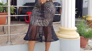 Mercy Aigbe Adeoti tampil dengan lekukan bokong aduhai, tapi sayang pilarnya ikutan meleyot. Foto: realmercyaigbe via Bored  