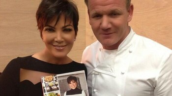 Kris Jenner foto bareng Gordon Ramsey dan diedit keras. Kocaknya, Ramsey mengunggah foto yang sama tanpa filter. Jadi ketahuan banget deh, bedanya. Foto: krisjenner via Bored Panda
