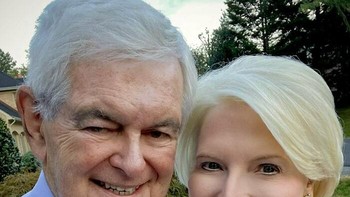 Istri Newt Gingrich edit fotonya sendirian nih, jadi suaminya masih kelihatan berkeriput. Cuma bisa jadi memang wajah sang istri kencang karena perawatan yang rajin. Foto: pezko via Bored Panda