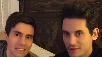 John Mayer, kayaknya kebanyakan pakai airbrush. Foto: johnmayer via Bored Panda
