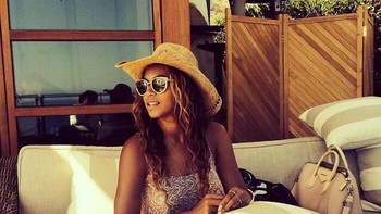 Beyoncé punya gelas dan handphone yang bengkok. Foto: beyonce via Bored Panda