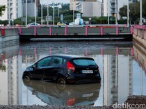 Hujan Deras Bikin Jalanan Valencia Terendam Banjir