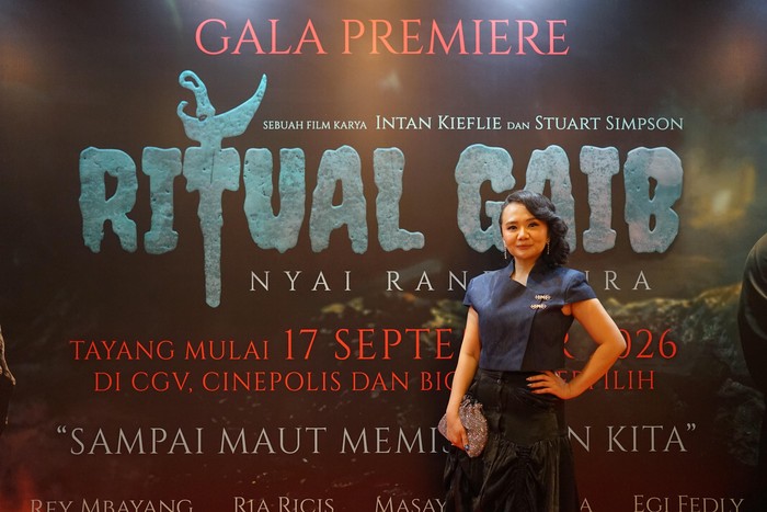Intan Kieflie, sineas perempuan, memulai film dengan pertanyaan strategis. Karyanya, Ritual Gaib, sukses dipasarkan di 38 negara. Temukan visinya!