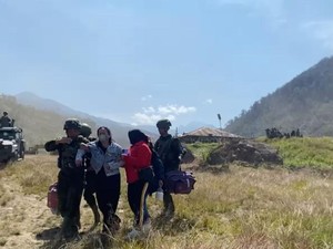 Haru! Istri Sopir Dibunuh OPM di Wamena Dievakuasi Pakai Heli