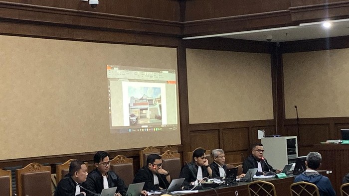 Jaksa menunjukkan aset yang disita dari eks Kasubdit Kemenag era Yaqut. (Mulia/detikcom)