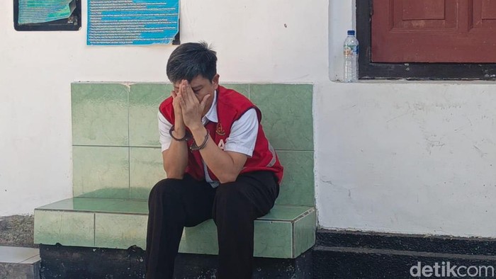 Jan Leon, terdakwa kasus pencabulan terhadap atlet anak sebelum menjalani sidang perdana di PN Surabaya.